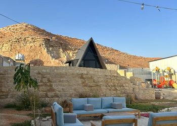 استراحة بمجلس وفناء خارجي 