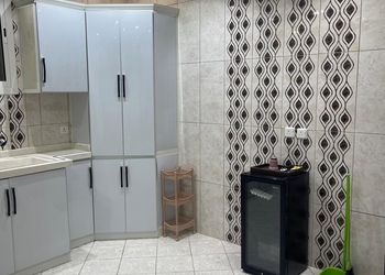 شقة بغرفة معيشة وغرفتين نوم 