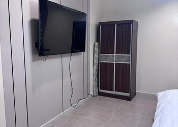 استديو بأثاث مريح وبسيط 