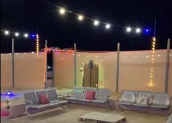 مخيم  بجلسة خارجية وبيت شعر 