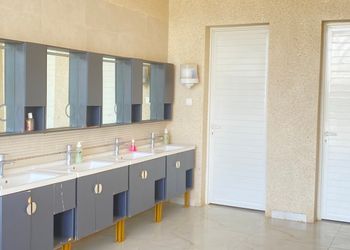 استراحة بألعاب أطفال وملعب كرة 