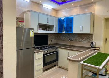 استراحة بمجلس واسع ومسطح اخضر 
