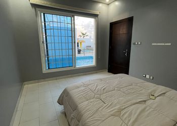 شالية بمجلس مطل على الفناء الخارجي 