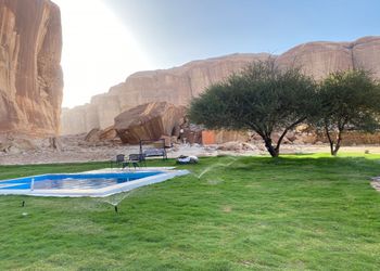 كرفان بإطلالة برية ومسبح خارجي
