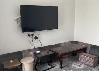 شاليه بجلسة خارجية ومسطح اخضر