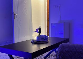 استديو بأثاث مريح وبسيط 