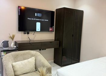 استديو بأثاث مريح وبسيط 