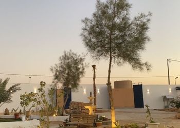 استراحة  بمسبح ومسطح اخضر 
