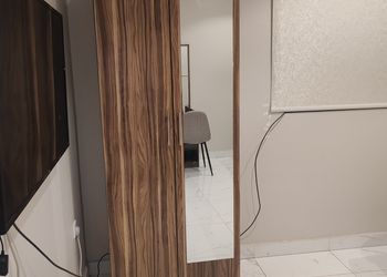 غرفة بسريرين ودورة مياه