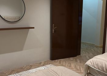 شقة بصالة مريحة وغرفتين نوم 