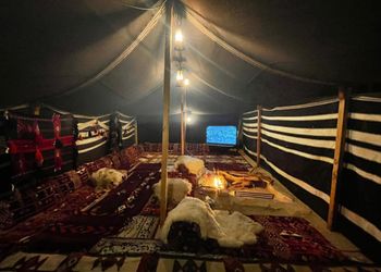 مزرعة بمسبح مطل على الحديقة