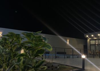 شاليه بمسبح خارجي ومسطح اخضر