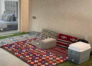 شاليه بمسطح اخضر وجلسة خارجية