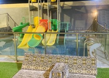 استراحة بمسبح العاب مائية وجلسة 