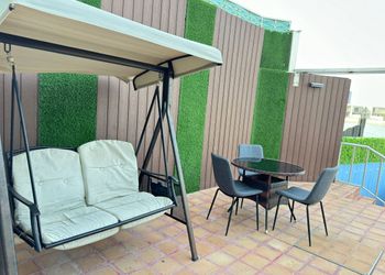 شاليه بمسبح مطل على البحر 