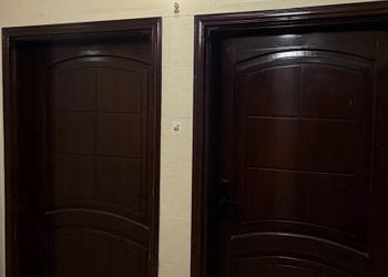 شقة بصالة جلوس وغرف نوم مريحة