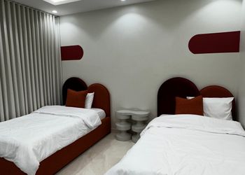 شقة بصالة أنيقة وثلاث غرف نوم 