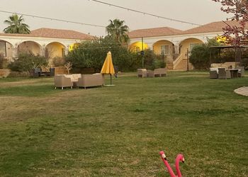منتجع فندقي بجلسات خارجية مشتركة