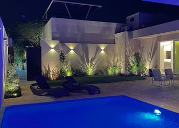 شاليه بغرفة نوم مطلة على المسبح