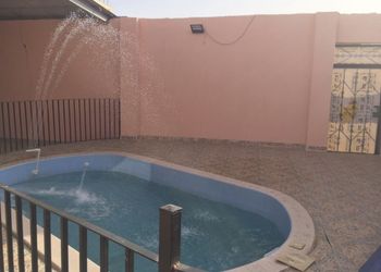 استراحة بمسبح خارجي وصالة جلوس