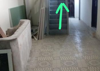 غرفة بسرير ماستر وأثاث مريح