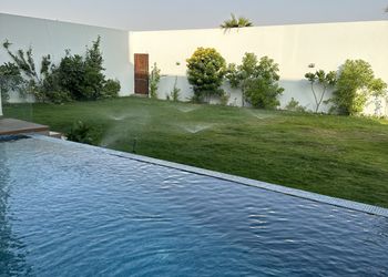 شاليه بجلسة تطل على مسبح خارجي 