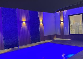 شالية بمجلس مطل على الفناء الخارجي 