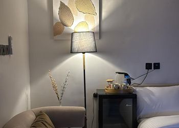 استديو بأثاث مريح وبسيط 