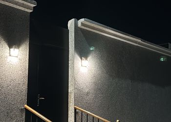 شاليه بمسطح اخضر ومسبح