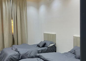 شقة بصالة مريحة وثلاث غرف نوم 