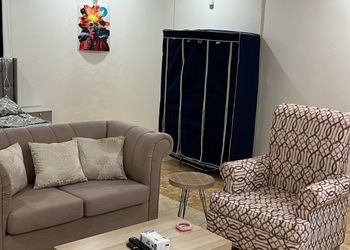 استديو بأثاث مريح وبسيط 
