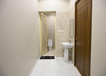 استديو بسرير ماستر وأثاث مريح 
