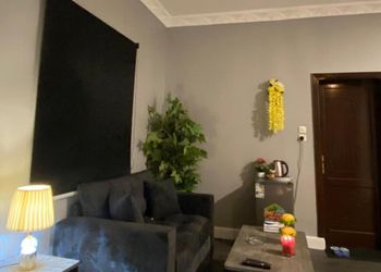 استديو بأثاث مريح وبسيط 