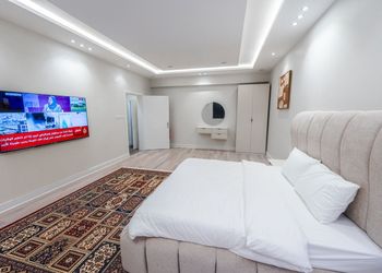 شقه بثلاث غرف نوم وجلسة خارجية