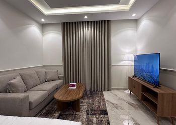 استديو بأثاث مريح وبسيط 