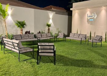 شاليه بجلسة خارجية ومسطح اخضر