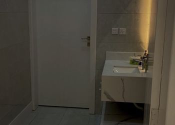شاليه بمسبح خارجي ومسطح اخضر