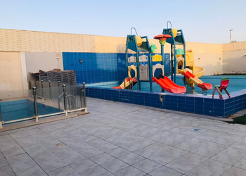 شاليه بجلسة خارجية ومسطح اخضر