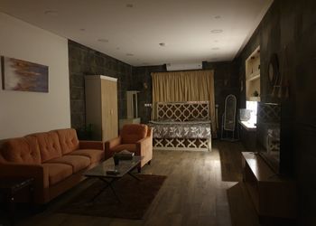 استديو بفناء خارجي ومدخل سيارة 
