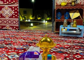 مزرعة محاطة بالجبال