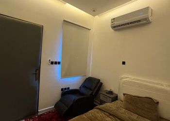 استديو بأثاث مريح وبسيط 