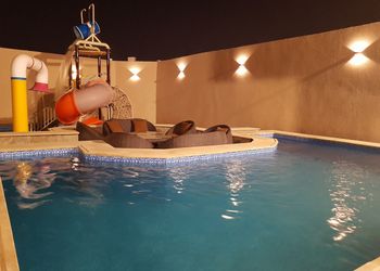 شاليه بمسطح اخضر ومسبح خارجي