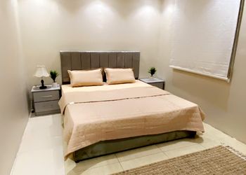 استديو بسرير ماستر وأثاث مريح 