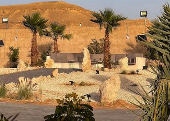 استراحة بجلسات خارجية ومسطح اخضر