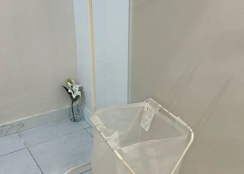 استديو بأثاث مريح وبسيط 