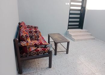 شاليه بجلسة مطلة على المسبح