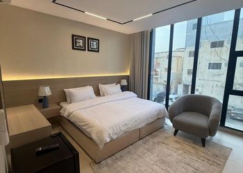 استديو بأثاث مريح وبسيط 
