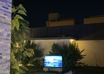 شاليه بجلسة خارجية ومسبح خارجي