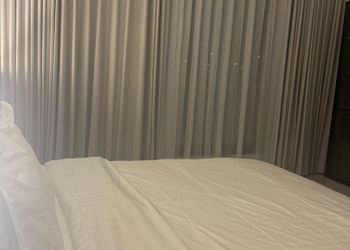 استديو بأثاث مريح وبسيط 