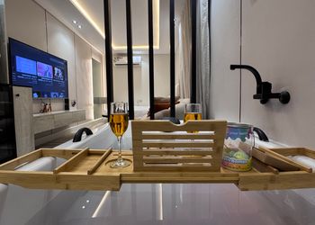 استديو بأثاث مريح وبسيط 